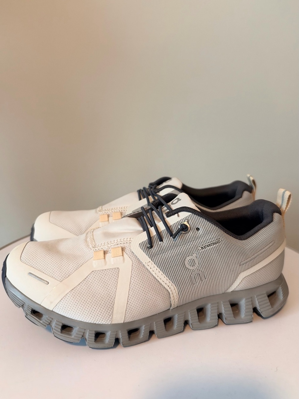 On Running Cloud 5 Women's Waterproof Sneakers Size 7